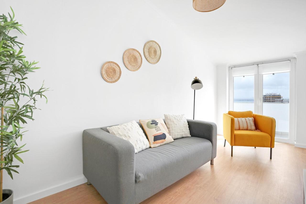 Sunny 2 Bedroom Apartment In Almada - Balconies With River View المظهر الخارجي الصورة